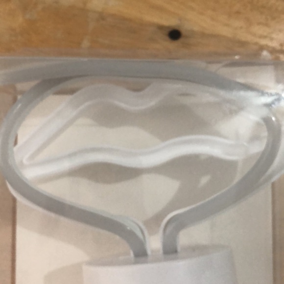 π F21 Lips neon light - Picture 2 of 6